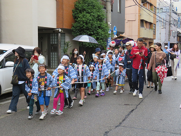 子ども太鼓行列